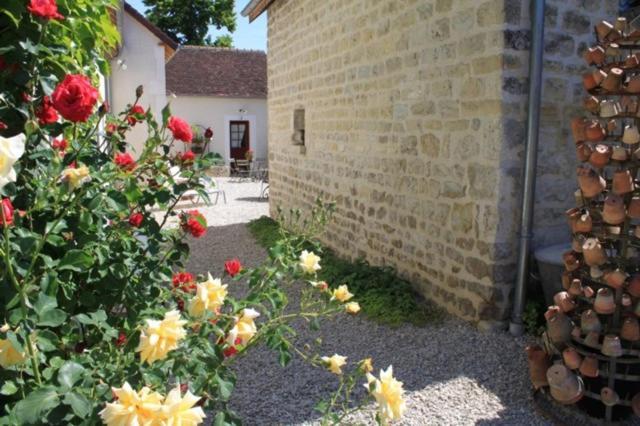 Chambres et table d'hôtes, maisonnettes individuelles dans propriété privée Vézinnes Exterior foto